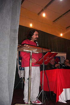El poeta Elder Silva leyendo su poema "Gol ol&iacute;mpico". 
