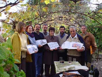 Amigos de Macedo muestran la edici&oacute;n del reciEn editado "Ocho poemas y ocho cuadros", obra largamente esperada, realizada en com&uacute;n con el pintor Manuel Esp&iacute;nola G&oacute;mez. De izquierda a derecha: Ana InEs Larre Borges (editora), la poeta Tatiana Oro&ntilde;o, los doctores Daniel D&iacute;az y Hugo Rodr&iacute;guez, Sara Vi&ntilde;as (compa&ntilde;era de Macedo), Elbio Ch&iacute;taro, el Padre Miguel Angel Malesani, y el Dr. Antonio L. Turnes.