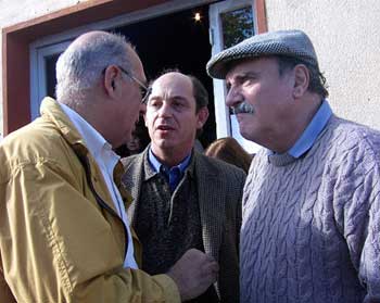 En la puerta del Cine Artigas de Migues, de izq a der: Tito pais, Jorge Martinovic y Jorge Lorenzo