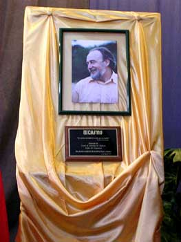 Placa Recordatoria destinada a la Policl&iacute;nica de CASMU en Migues "Dr. Juan Carlos Macedo". Arriba se aprecia una fotograf&iacute;a de Macedo tomado por el Dr. Antonio Turnes en una reuni&oacute;n de CONFEMEL celebrada en Sol&iacute;s en 1999.
