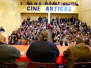Vista del Cine Artigas desde el estrado en el Acto de Homenaje a Juan Carlos Macedo