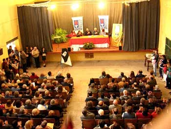 El Cine Artigas de Migues a pleno en el Acto de Homenaje a Juan Carlos Macedo. En la mesa, de izquierda a derecha, se observa a los escritores Elder Silva, Salvador Puig, V&iacute;ctor Cunha, Hugo Fontana y Tatiana Oro&ntilde;o. 
