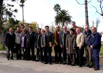 Plaza Migues, de izq a der: Jos&eacute; Kierszenbaum, Hugo Rodr&iacute;guez, Luc&iacute;a Arzuaga, Silvya Dur&aacute;n, Mauricio Ardus, Gerardo Eguren, Sandra Chelle, Barrett D&iacute;az, Tito Pais, Isaac Ivanier, Sara Vi&ntilde;as de Macedo, Antonio Turnes, Ariel Rodr&iacute;guez Quereillac, Juan Jos&eacute; Pereira