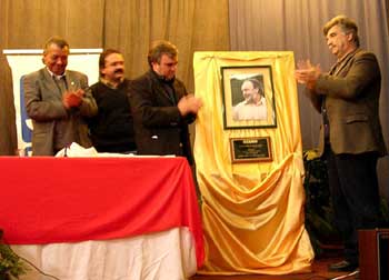 Los Dres. Gerardo Eguren y Barrett D&iacute;az descubren la Placa Recordatoria destinada a la Policl&iacute;nica "Dr. Juan Carlos Macedo" del CASMU.  A su lado, se observan a los Dres. Hugo Soto  (Vicepresidente del CASMU) y Daniel D&iacute;az (Grupo MEdico Migues).