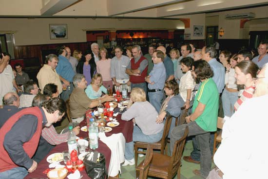 Emotivo brindis de cumpleaños junto al Dr. Barrett Díaz Pose.