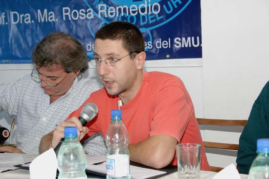 El Dr. Rafael Mila informa sobre el trabajo de su grupo. Enrique Soto Durán toma prolija nota.