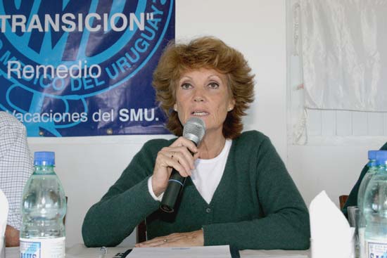 La Dra. Graciela Ubach informa sobre las conclusiones de su grupo de discusión.