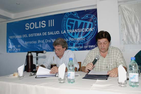 El Dr. Pedro Cladera expone las conclusiones de su grupo. El Dr. Enrique Soto toma nota y mate.
