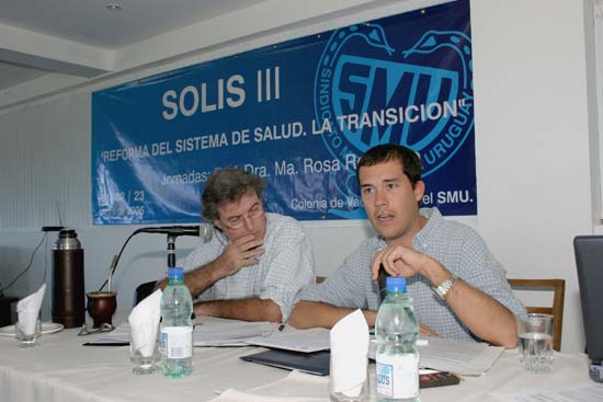 El Dr. Martín Rebella da las opiniones de su grupo. El Dr. Enrique Soto lo sigue con atenta mirada.