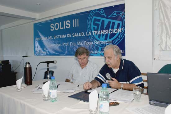 El Dr Julio Correa expone las conclusiones de su grupo