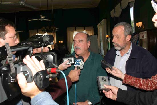 Dr Jorge Lorenzo Otero con la prensa; a lado Miguel Fernández Galeano