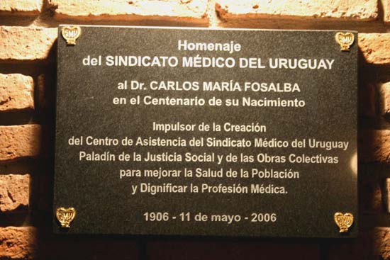 Placa conmemorativa en la entrada del Salón de Actos del SMU.