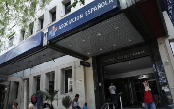 SMU declara cargos en conflicto por el despido de dos médicas en la Asociación Española.